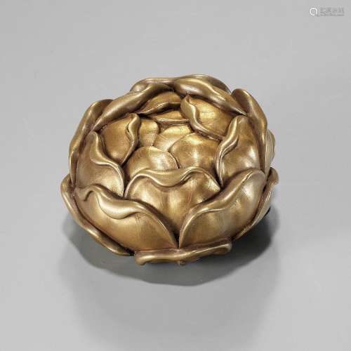 【†】 A FINE GOLD LACQUER NETSUKE OF A PEONY FLOWER