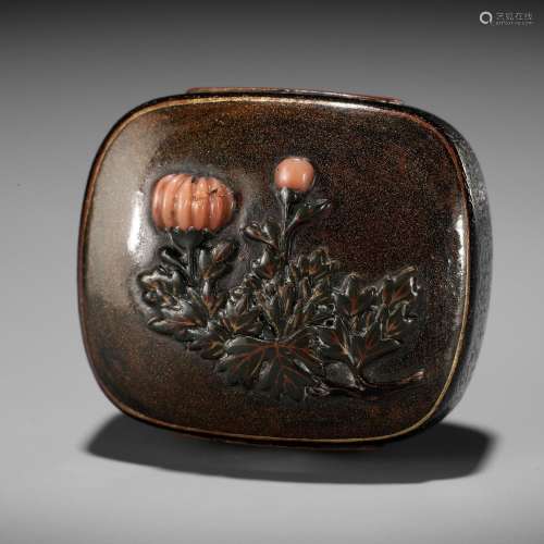 【†】 A RARE AND UNUSUAL LACQUER NETSUKE WITH FLORAL DESIGN