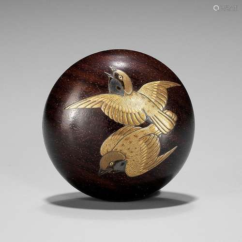 IKESHIMA YOSHINORI: A LACQUER MANJU NETSUKE DEPICTING THE TO...