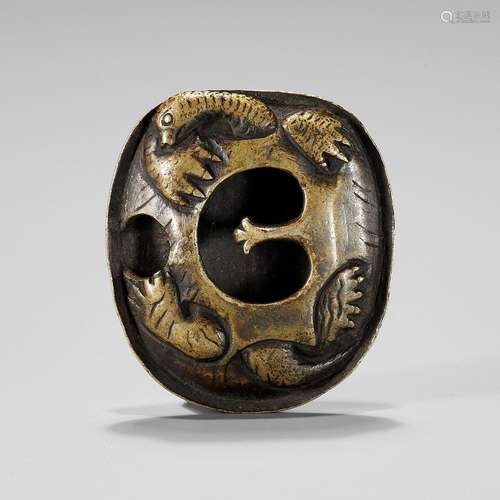 A RARE SENTOKU BRONZE NETSUKE OF A MINOGAME