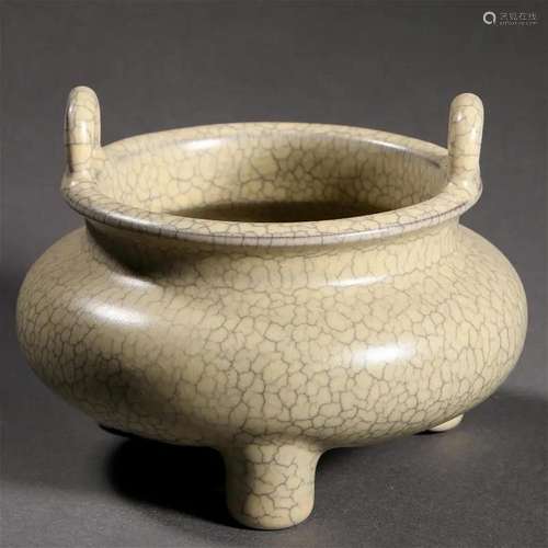 A Chinese Ge-ware Tripod Censer