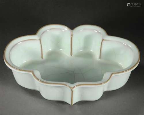 A Chinese Guan-ware Narcissus Bowl