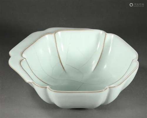 A Chinese Guan-ware Lobed Washer