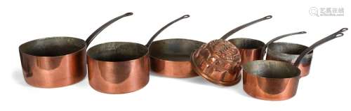 Ensemble de casseroles, moules et pièces de forme en cuivre