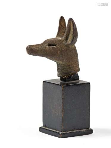 Tête d’Anubis en bronze sur un socle en bois<br />
Egypte, B...