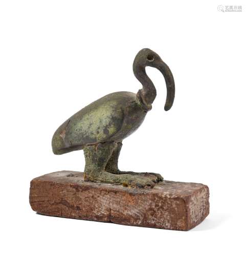 Statuette d’Ibis en bronze sur un socle en bois<br />
Egypte...