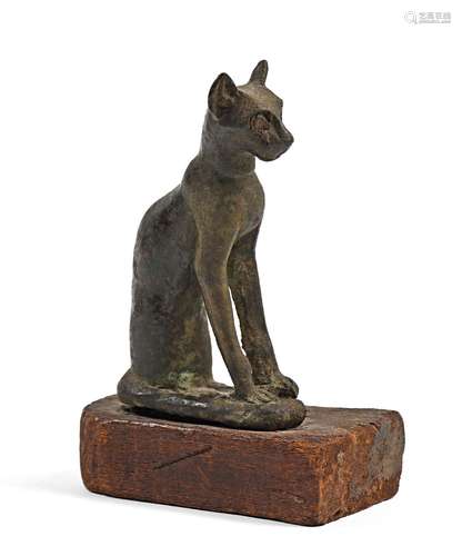 Statuette de la déesse Bastet sur un socle en bois<br />
Egy...