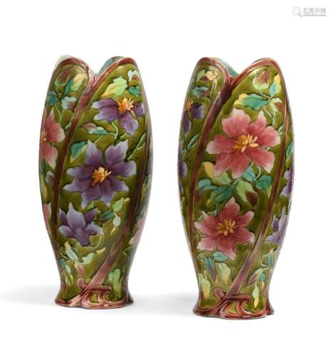 LONGCHAMPS, terre de fer<br />
Paire de vases en céramique é...