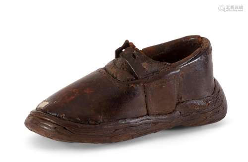 Enseigne de cordonnier en cuir représentant une chaussure<br...