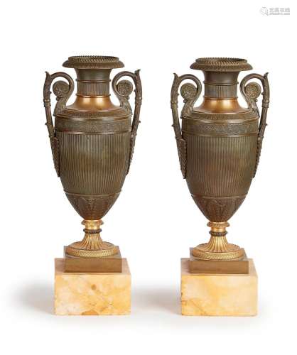 Paire de vases en bronze ciselé, doré et patiné à décor de p...