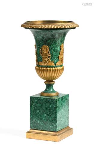 Vase Médicis en malachite et placage de malachite. Garniture...