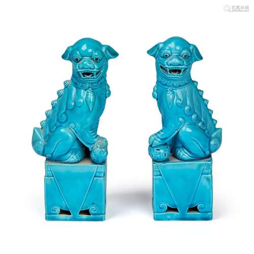 CHINE<br />
Paire de chiens de Fô en céramique turquoise éma...