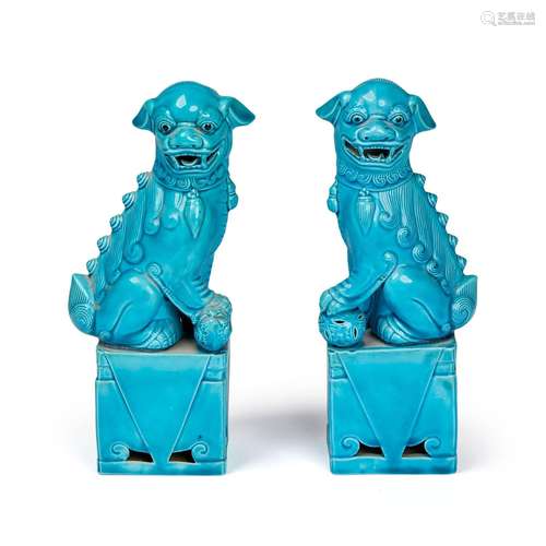 CHINE<br />
Paire de chiens de Fô en céramique turquoise éma...