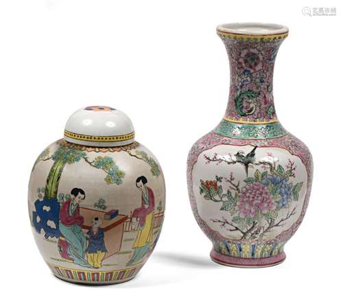 CHINE<br />
Vase en porcelaine émaillée<br />
H. 31,5 cm<br ...