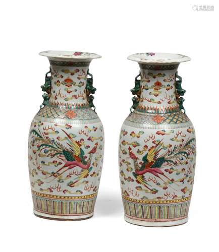 CHINE, Canton - Fin XIXe siècle<br />
Paire de vases à col é...