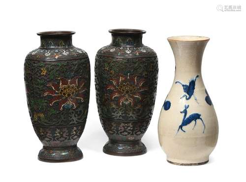 CHINE<br />
Paire de vases en bronze cloisonné à décor flora...