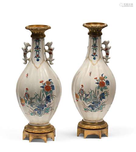 SAMSON - PARIS<br />
Paire de vases balustres à côtes en por...