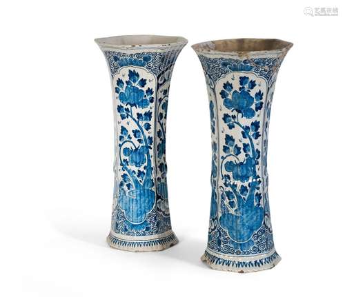 DELFT<br />
Paire de vases cornets en faïence bleue sur fond...