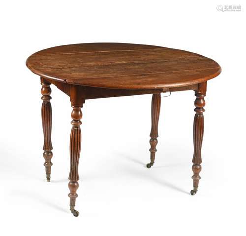 Table ronde pliante et roulante en bois naturel. Pieds canne...