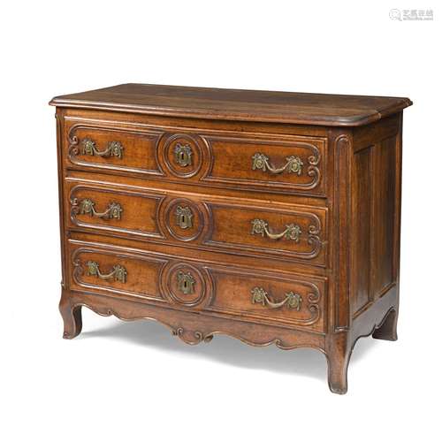 Commode en bois sculpté, mouluré et patiné ouvrant par trois...