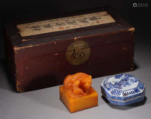 Chinese Tianhuang Seal and Blue and White Paste Box