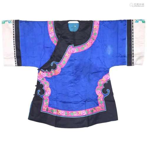 A BLUE EMBROIDERED SATIN ROBE WITH BLACK BORDER