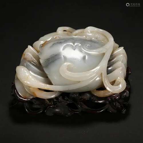 A GREY AND WHITE JADE 'CRAB' ORNAMENT