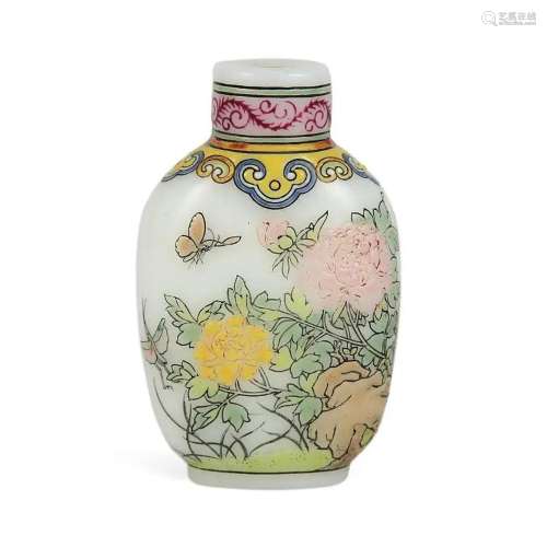 A WHITE GLASS FLORAL SNUFF BOTTLE
