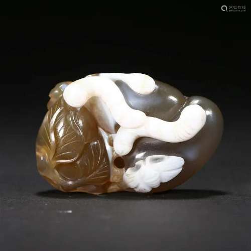 AN AGATE CARVED PENDANT