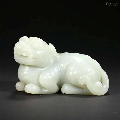 A WHITE JADE BEAST ORNAMENT