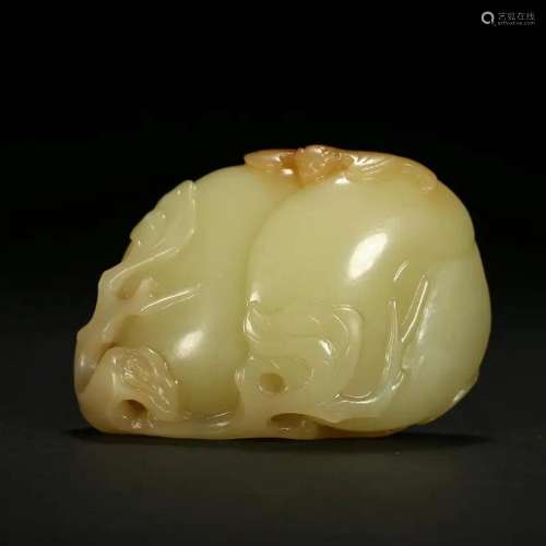 A YELLOW JADE GOURD-SHAPED PENDANT