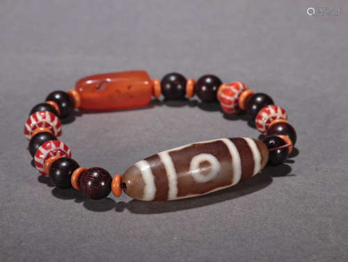 During the Qing Dynasty, agate three eyed pearl bracelets