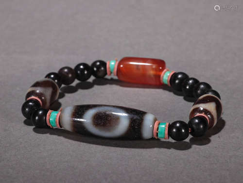 During the Qing Dynasty, agate two eyed pearl bracelets