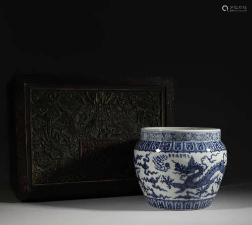 Ming Dynasty, blue and white dragon patterned jar