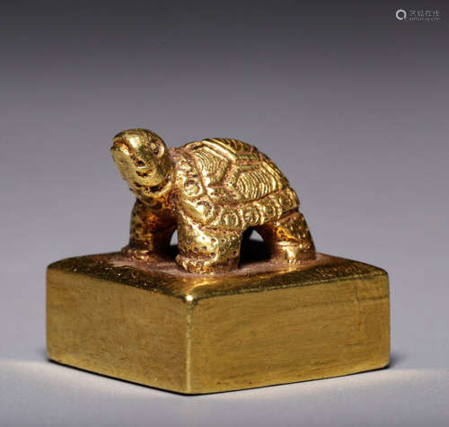 Before or during the Ming Dynasty, pure golden turtle button...