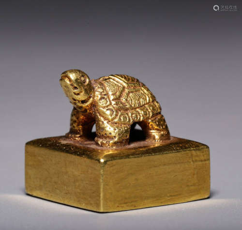 Before or during the Ming Dynasty, pure golden turtle button...