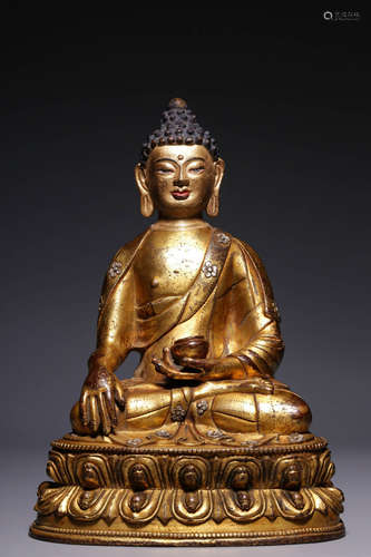 In the Qing Dynasty, the seated statue of Shakyamuni with co...