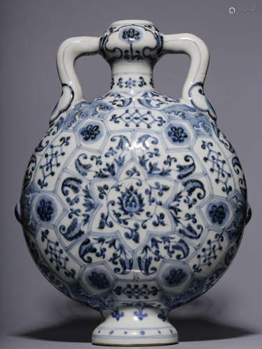 In the Ming Dynasty, blue and white geometric flower pattern...