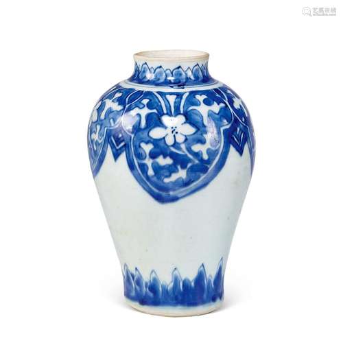 CHINESE PORCELAIN BLUE AND WHITE FLOWER VASE