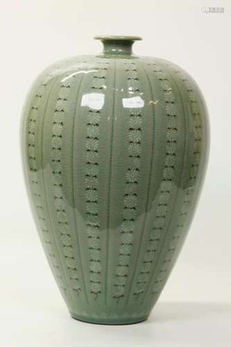 Korean Inlaid Celadon Maebyeong Meiping Vase