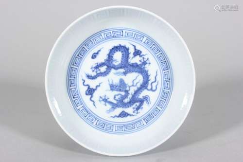 Blue and white dragon pattern engraved with water washing