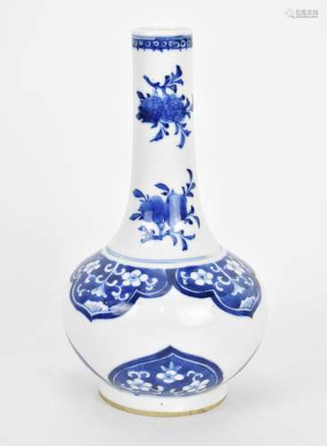 A Chinese Qing dynasty blue and white porcelain bottle vase,...