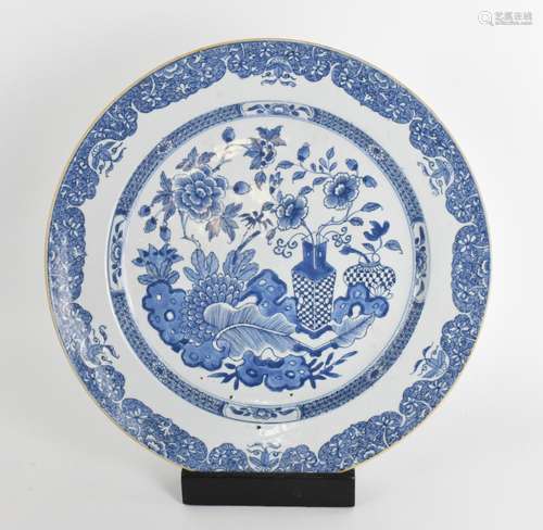 A large Chinese Qing dynasty blue and white porcelain charge...