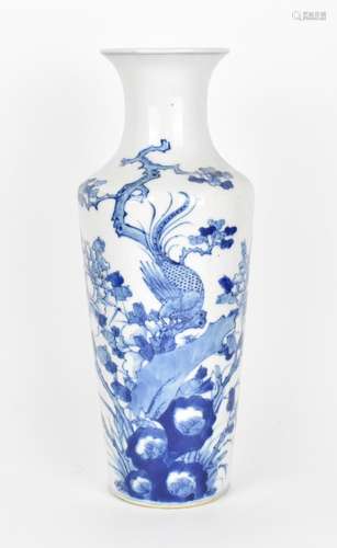 A Chinese late Qing dynasty blue and white porcelain vase, 1...