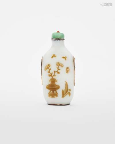 An olive-brown glass overlay 'antiquity' snuff bottle Yangzh...