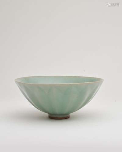 A Longquan celadon-glazed 'lotus petal' bowl