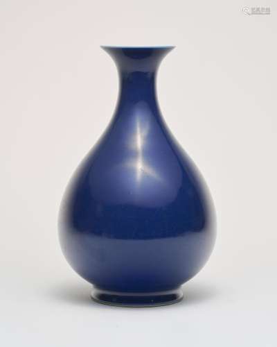 A blue-glazed vase, yuhuchun Qianlong six-character seal mar...