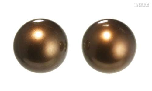 *Clous d'oreilles sertis de perles chocolat (D env. 9,5