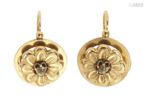 *Boucles d'oreilles dormeuses à motif de fleurs ciselé