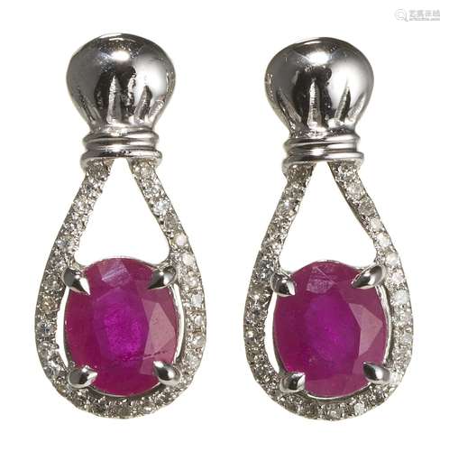 *Boucles d'oreilles centrées chacune d'un rubis taille